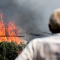 Portugāles savvaļas ugunsgrēki ielenc kūrortpilsētu Algarvē