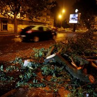 Portugāli skārusi viesuļvētra 'Leslija'