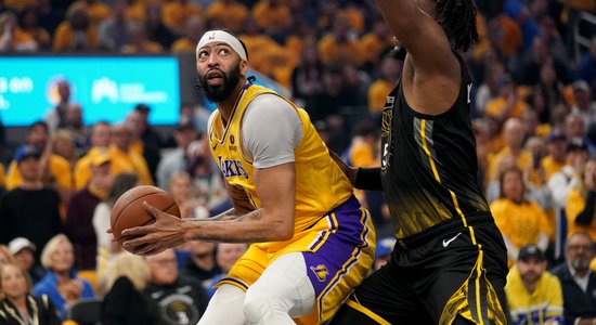 'Lakers' pēdējā brīdī aptur 'Warriors' izrāvienu un uzvar 'play-off' otrās kārtas sērijas sākumā