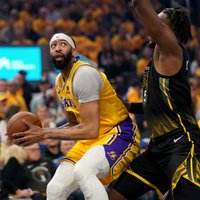 Deiviss un Džeimss palīdz 'Lakers' iegūt vadību sērijā pret 'Warriors'