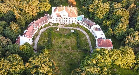 Te skolojās Latvijas labākās saimnieces. Greznā Kaucmindes muiža pārvēršas gruvešos