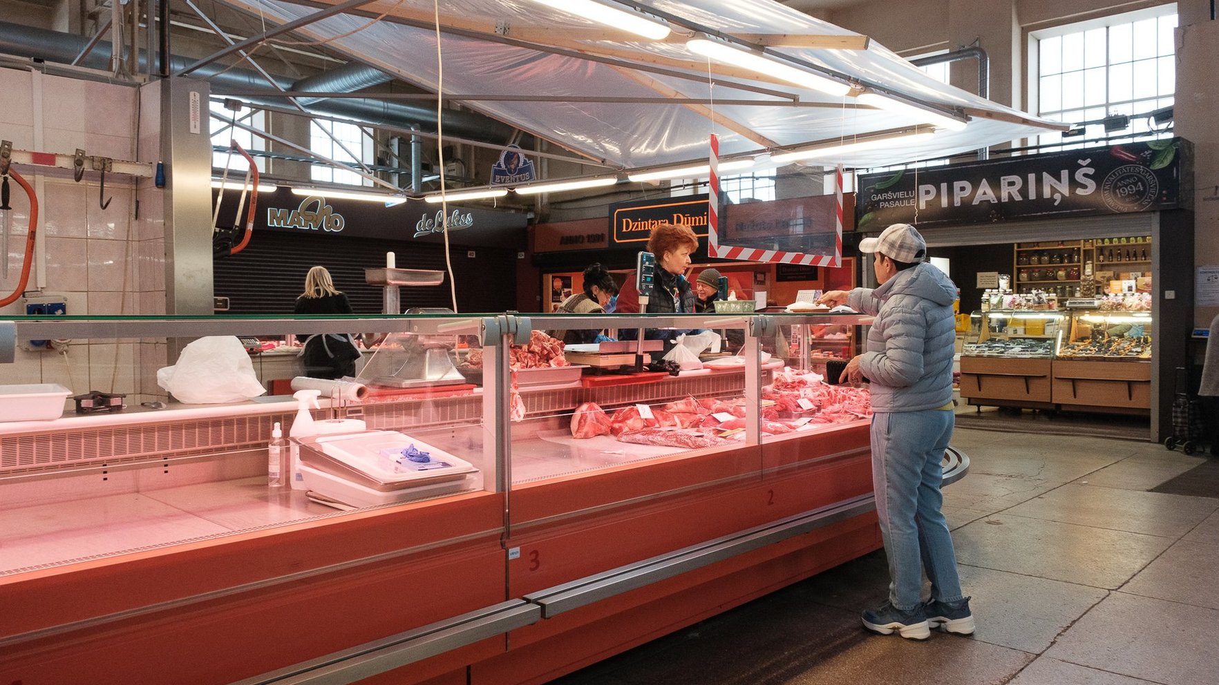 Riga Central Market meat pavilion crisis leads to resignation of "Rīgas namu" board