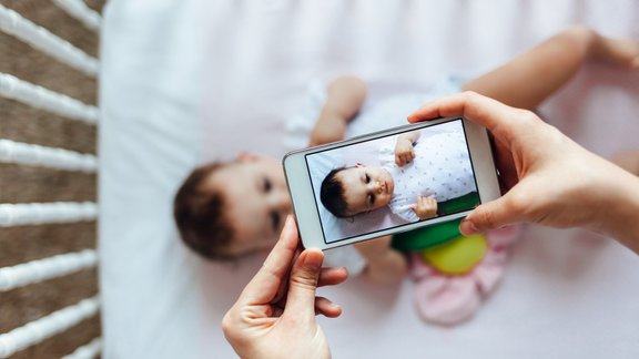 bērns mazulis fotografēšana telefons