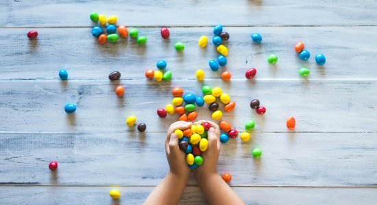 Pētījums atklāj kaitējumu, ko cukurs pirmajos trīs bērna dzīves gados nodara veselībai nākotnē