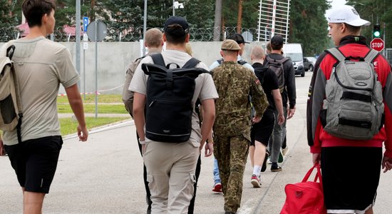 ФОТО. Приподнятое настроение, но со слезами на глазах. К службе в армии приступили 435 призывников