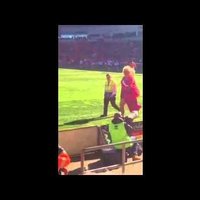 Video: Anglijas čempionāta spēli 'aplaimo' strīkeris blondā parūkā un rozā kleitā