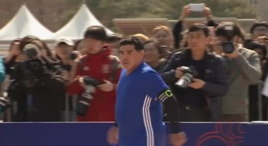 Maradona piedalās paraugspēlē un gust vārtus ar roku