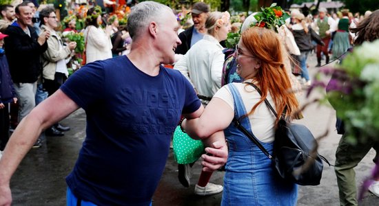 Foto: Kā Jāņus tradicionālā garā svinēja Dzegužkalnā