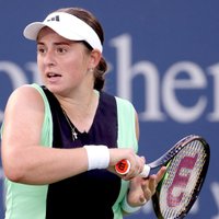 Ostapenko pārvar grūtības un ar smagu uzvaru sāk Dubaijas turnīru