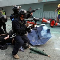 Foto: Zvērīgā protestu apspiešana Honkongā