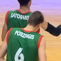 Spānijas laikraksts latviešu basketbola talantu Porziņģi nosauc par 'Zelta puisēnu'