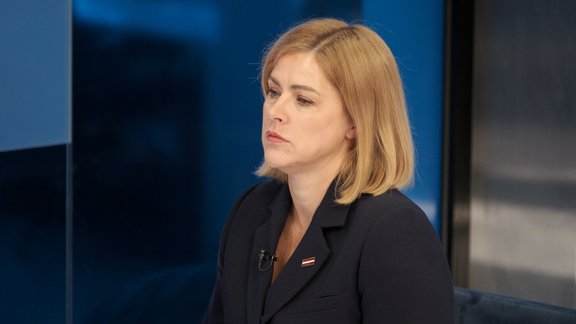 Bērna kopšanas pabalstu varētu celt pakāpeniski; premjere sarūgtināta par smagnējo procesu