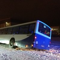 Foto: 'Rīgas satiksmes' autobuss noslīd no ceļa un iebuksē