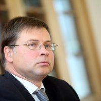 Pāragri runāt par Vaivaru kā par premjeru, apgalvo Dombrovskis