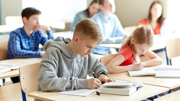 skolēni klase bērni pusaudži mācības skola