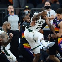 'Bucks' nonāk vienas uzvaras attālumā no sava otrā NBA čempiontitula