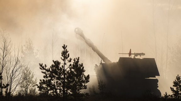 Latvijas armija rīta migliņā izmēģina jaunās haubices - 14