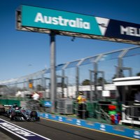 Austrālijas 'Grand Prix' sākas ar 'Mercedes' dominanci brīvajos treniņos un pimajiem sodiem