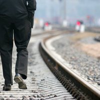 Vilciens sabrauc vīrieti; kavēta satiksme maršrutā Rīga – Skulte
