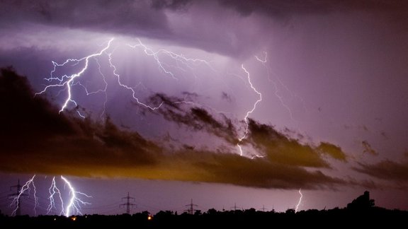 Violent storms zibens