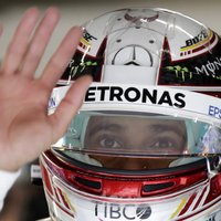 Hamiltons ātrākais pirmajos divos Ķīnas posma treniņos