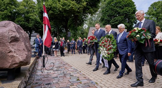 Foto: Amatpersonas piemin ebreju genocīda upurus