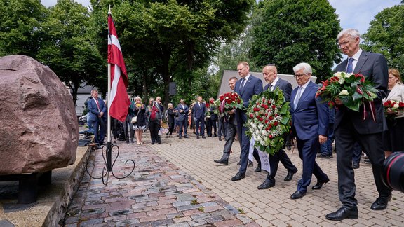 Amatpersonas piedalās Ebreju tautas genocīda piemiņas brīdī - 3