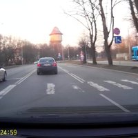 Video: 'Mazda' vadītājs apjūk un aizbrauc pa pretējo joslu