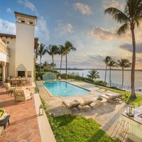 Foto: Grezna sapņu villa palmu ielenkumā ar skatu uz okeānu