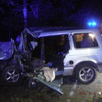 'Volkswagen' Rīgā nāvējoši notriec gājēju; Nīcā 'Chrysler' uzbrauc kokam un mirst pasažiere