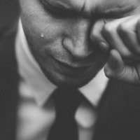 Arī vīrieši raud. Kas un kāpēc izmanto krīzes uzticības tālruņa pakalpojumu