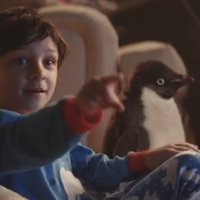 Pasauli aizkustina video ar puisēnu un pingvīnu