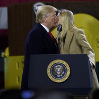 Pasauli mulsina Donalda Trampa neveiklais skūpsts meitai Ivankai