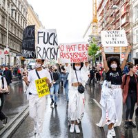 Vairāk nekā 30 000 cilvēki Vīnē protestē pret Austrijas jauno koronavīrusa karantīnas režīmu