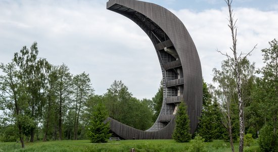 Foto: Skats no pusmēness formas torņa uz vairāk nekā 30 Lietuvas ezeriem