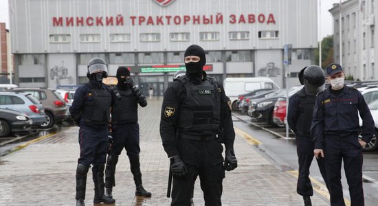 OMON atkal sācis izklīdināt protestētājus Minskā