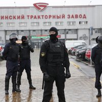 OMON atkal sācis izklīdināt protestētājus Minskā