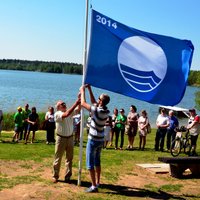 Foto: Kā Jēkabpils Meža parka pludmalē paceļ Zilo karogu