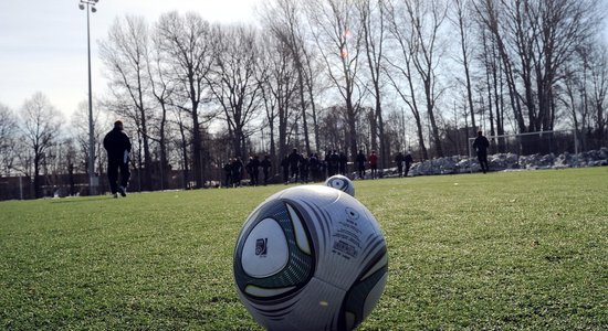 Bēgļa statusam atraidītais jaunietis no Gambijas Latvijā ieradies spēlēt futbolu