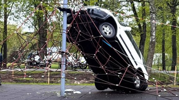 Babītē autovadītāja ar auto iebrauc bērnu rotaļlaukuma tīklā