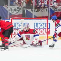 Kanādas hokejisti aizraujošā duelī sarūgtina mājinieci Čehiju
