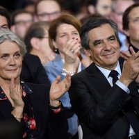 Pret Francijas prezidenta amata kandidātu ierosina kriminālizmeklēšanu par sievas 'viltus darbu'