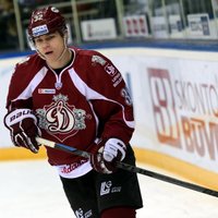 Latvijas hokeja izlases kandidāti pārbaudes spēlē sagrauj Latvijas U-18 komandu; Kuldam 'hat trick'