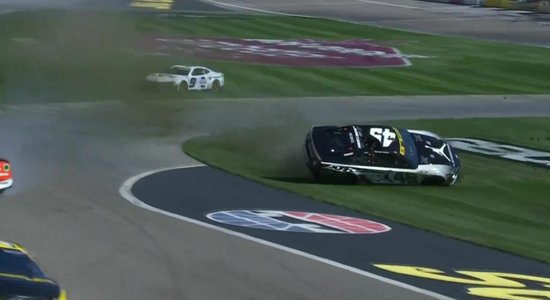 Video: NASCAR titula kandidāta auto apmet filigrānu kūleni