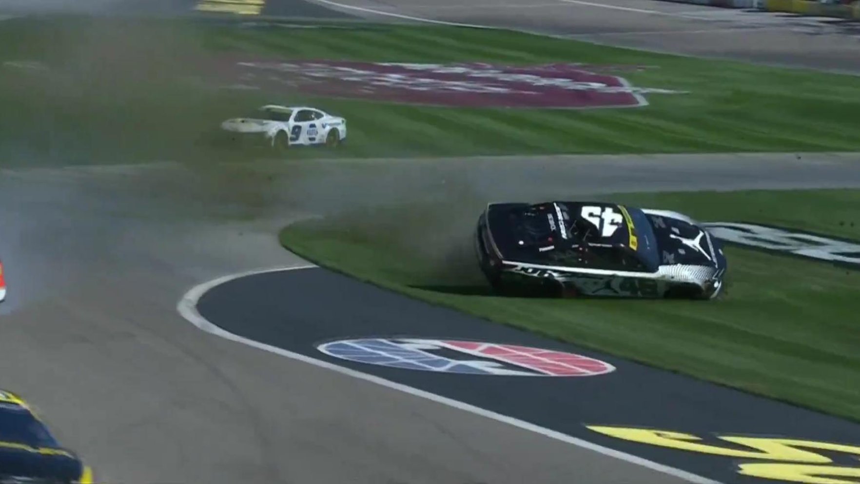 Video: NASCAR titula kandidāta auto apmet filigrānu kūleni