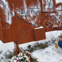 Policija meklē aculiecinieku pieminekļa apķēpāšanai Daugavpilī