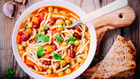 dārzeņu zupa minestrone ēdiens