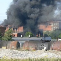 Igaunijā izcēlies ugunsgrēks retzemju metālu rūpnīcā 'Molycorp'; pastāv ķīmiska piesārņojuma draudi