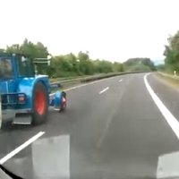 Pārsteidzošs video: Traktors uz autobāņa apdzen mašīnas