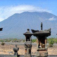 Bali izsludināts brīdinājums saistībā ar vulkāna Agunga aktivitātēm